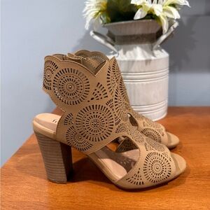 FRANCESCAS Bendetti scalloped Women's Tan Block Heel Sandals/size 6